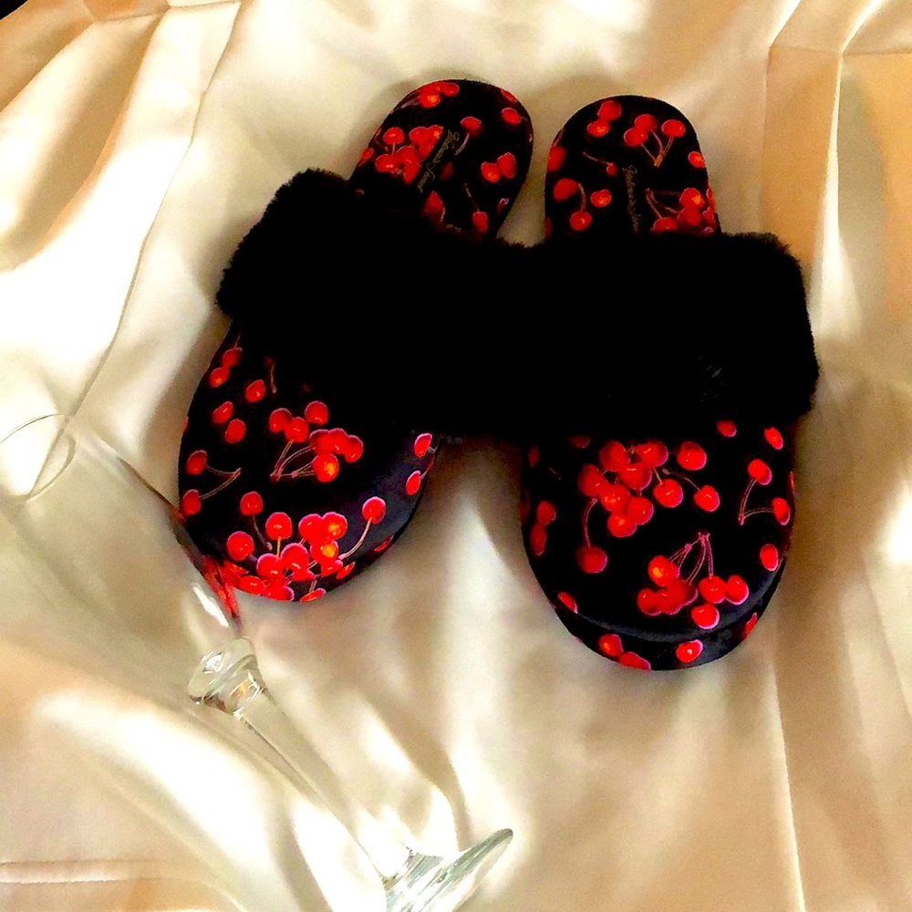 🍒 NEW Victoria’s Secret Cherry Red Black Slippers - Picture 1 of 6